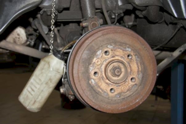 ржавый диск тормоза на авто